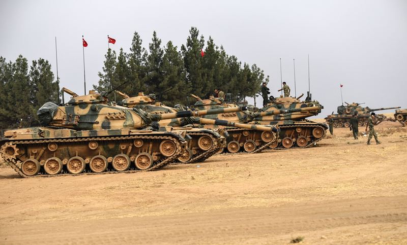 This picture taken around 5 kilometres west from the Turkish Syrian border city of Karkamis in the southern region of Gaziantep, on August 25, 2016 shows Turkish Army tanks standing by. Turkey's army backed by international coalition air strikes launched an operation involving fighter jets and elite ground troops to drive Islamic State jihadists out of a key Syrian border town. The air and ground operation, the most ambitious launched by Turkey in the Syria conflict, is aimed at clearing jihadists from the town of Jarabulus, which lies directly opposite the Turkish town of Karkamis. / AFP / BULENT KILIC