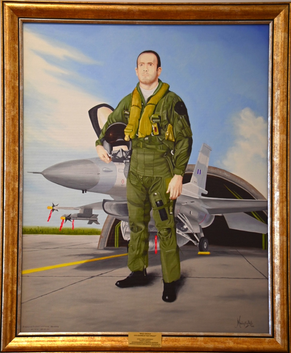 (Ξένη Δημοσίευση) Πίνακας του Σμηναγού (Ι) Κωνσταντίνου Ηλιάκη κατά τη διάρκεια των εκδηλώσεων τιμής και μνήμης με αφορμή τη συμπλήρωση 16 ετών από το θάνατο κατά την εκτέλεση του καθήκοντος, παρουσία του υφυπουργού Εθνικής Άμυνας Νικόλαου Χαρδαλιά, Κάρπαθος, Δευτέρα 23 Μαΐου 2022. Ο υφυπουργός Εθνικής Άμυνας Νικόλαος Χαρδαλιάς εκπροσώπησε σήμερα, Δευτέρα 23 Μαΐου 2022, την Ελληνική Κυβέρνηση στις εκδηλώσεις τιμής και μνήμης που συνδιοργάνωσαν το Γενικό Επιτελείο Αεροπορίας και οι Δήμοι Καρπάθου και Χανίων, με αφορμή τη συμπλήρωση 16 ετών από το θάνατο κατά την εκτέλεση του καθήκοντος, του Ήρωα Σμηναγού (Ι) Κωνσταντίνου Ηλιάκη και πραγματοποιήθηκαν στο χώρο του Μνημείου του, στο λιμάνι της Καρπάθου.ΑΠΕ-ΜΠΕ/ΥΠΟΥΡΓΕΙΟ ΕΘΝΙΚΗΣ ΑΜΥΝΑΣ/STR