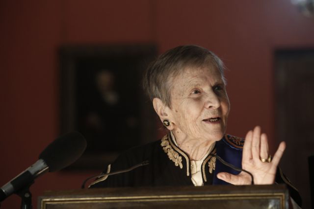 H Ελένη Γλύκατζη-Αρβελέρ, βυζαντινολόγος ιστορικός και Καθηγήτρια του Πανεπιστημίου της Σορβόννης μιλάει μετά την τελετή αναγόρευσής της σε επίτιμη διδάκτωρ του Τμήματος Ιστορίας & Αρχαιολογίας της Φιλοσοφικής Σχολής, στο Εθνικό και Καποδιστριακό Πανεπιστήμιο Αθηνών (ΕΚΠΑ), Αθήνα Παρασκευή 28 Νοεμβρίου 2014. ΓΙΑΝΝΗΣ ΚΟΛΕΣΙΔΗΣ