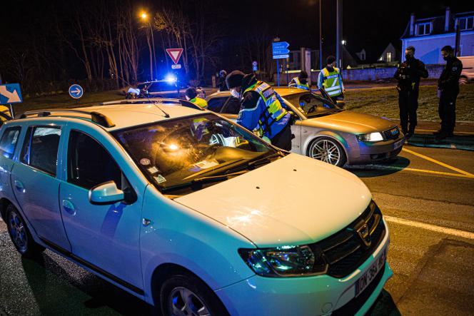 Chantilly, France le 11 fevrier 2022 - Rassemblement hétéroclite d’opposants à Emmanuel Macron et de « gilets jaunes », un « convois de la liberté » des Hauts de France tente de rallier Paris. Des gendarmes effectuent des controles de tous les automobilistes se rendant en direction de Paris, ici s appretant a faire souffler un conducteur dans un ethylotest.