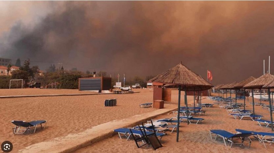 Πρώτο θέμα στα βρετανικά media οι φωτιές στα τουριστικά θέρετρα της Ρόδου - Daily Mail: «Έξοδος από τις διακοπές της κόλασης»